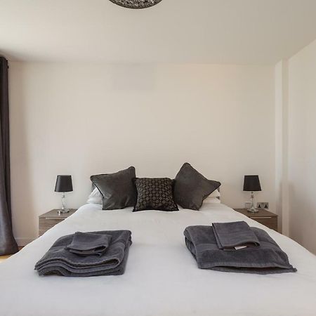 Stunning Contemporary Apartment - Free Parking - 5 Minute Walk To The Beach - Great Location - Fast Wifi - Smart Tv With Netflix Included - Contractor Friendly - Perfect For Short And Long Stays Борнмут Екстер'єр фото