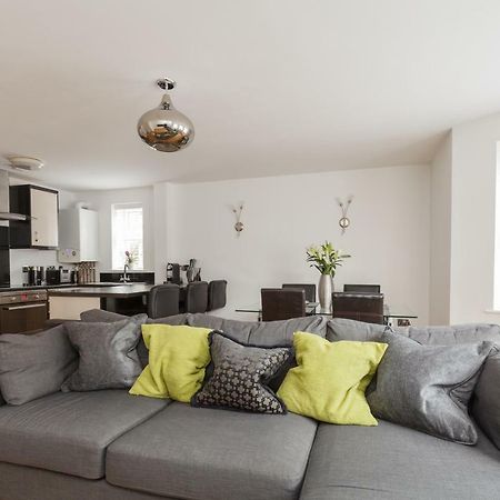 Stunning Contemporary Apartment - Free Parking - 5 Minute Walk To The Beach - Great Location - Fast Wifi - Smart Tv With Netflix Included - Contractor Friendly - Perfect For Short And Long Stays Борнмут Екстер'єр фото