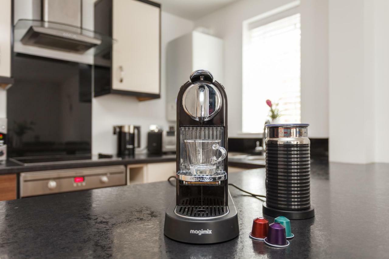Stunning Contemporary Apartment - Free Parking - 5 Minute Walk To The Beach - Great Location - Fast Wifi - Smart Tv With Netflix Included - Contractor Friendly - Perfect For Short And Long Stays Борнмут Екстер'єр фото