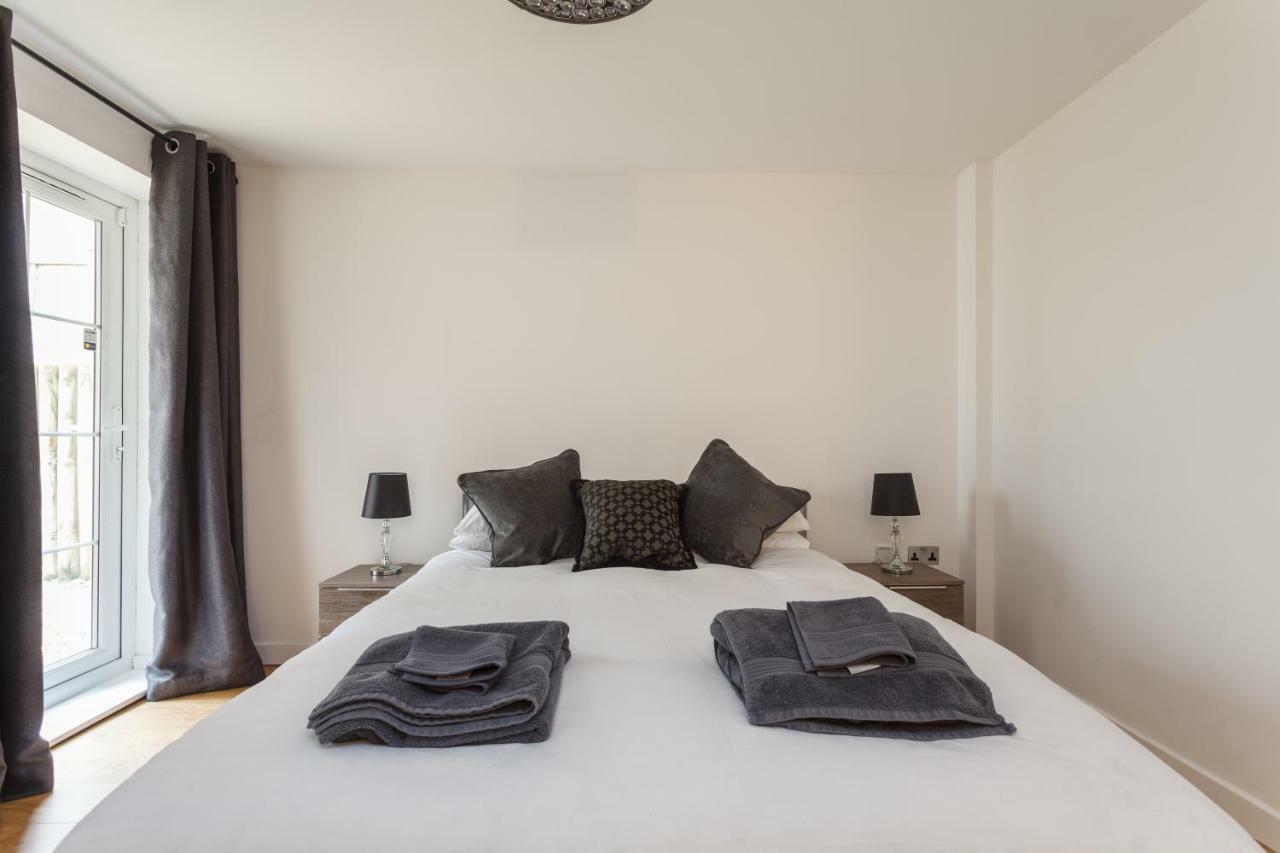 Stunning Contemporary Apartment - Free Parking - 5 Minute Walk To The Beach - Great Location - Fast Wifi - Smart Tv With Netflix Included - Contractor Friendly - Perfect For Short And Long Stays Борнмут Екстер'єр фото