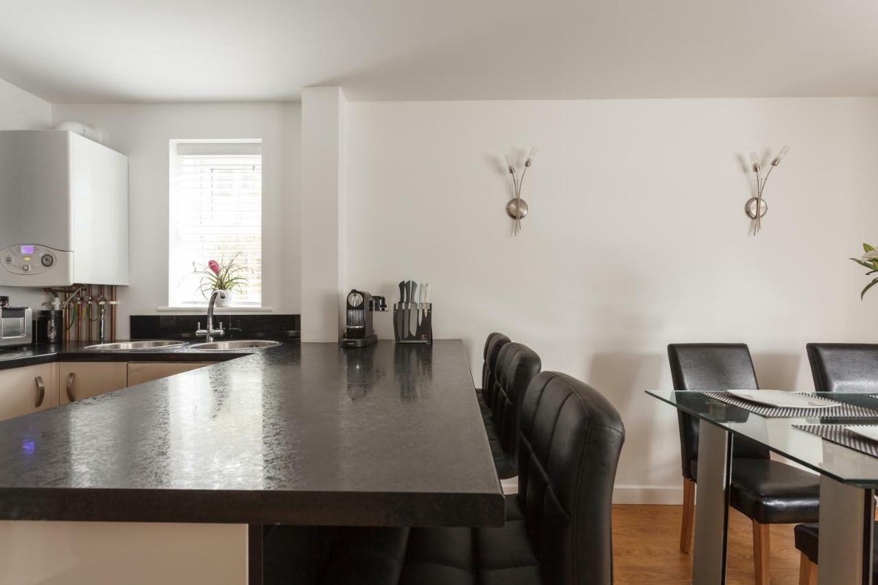 Stunning Contemporary Apartment - Free Parking - 5 Minute Walk To The Beach - Great Location - Fast Wifi - Smart Tv With Netflix Included - Contractor Friendly - Perfect For Short And Long Stays Борнмут Екстер'єр фото