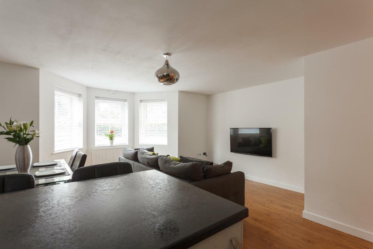 Stunning Contemporary Apartment - Free Parking - 5 Minute Walk To The Beach - Great Location - Fast Wifi - Smart Tv With Netflix Included - Contractor Friendly - Perfect For Short And Long Stays Борнмут Екстер'єр фото