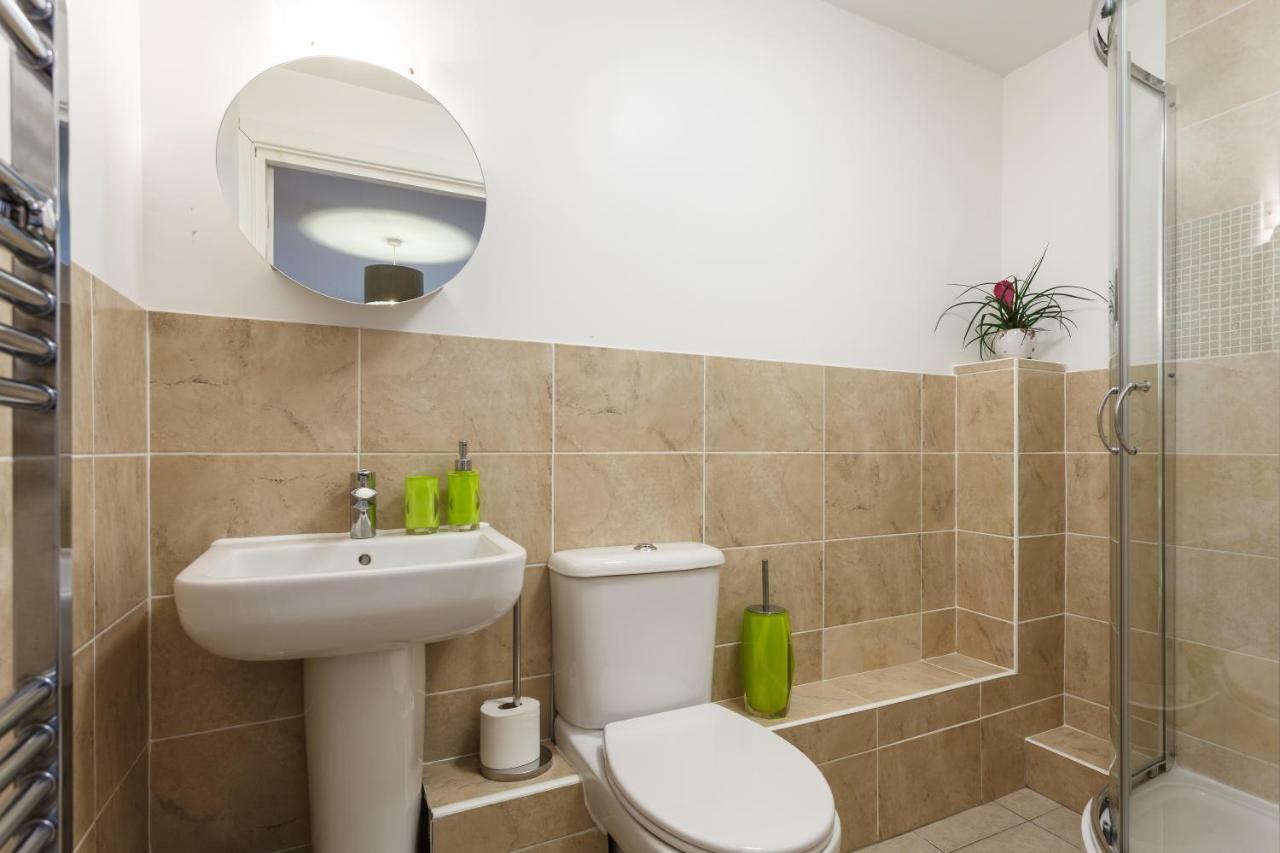 Stunning Contemporary Apartment - Free Parking - 5 Minute Walk To The Beach - Great Location - Fast Wifi - Smart Tv With Netflix Included - Contractor Friendly - Perfect For Short And Long Stays Борнмут Екстер'єр фото