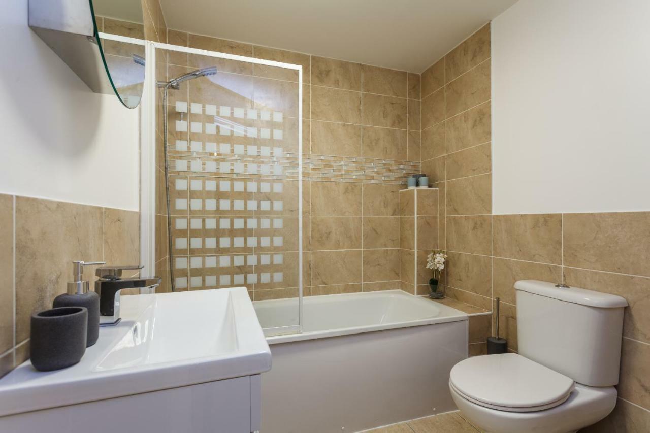 Stunning Contemporary Apartment - Free Parking - 5 Minute Walk To The Beach - Great Location - Fast Wifi - Smart Tv With Netflix Included - Contractor Friendly - Perfect For Short And Long Stays Борнмут Екстер'єр фото
