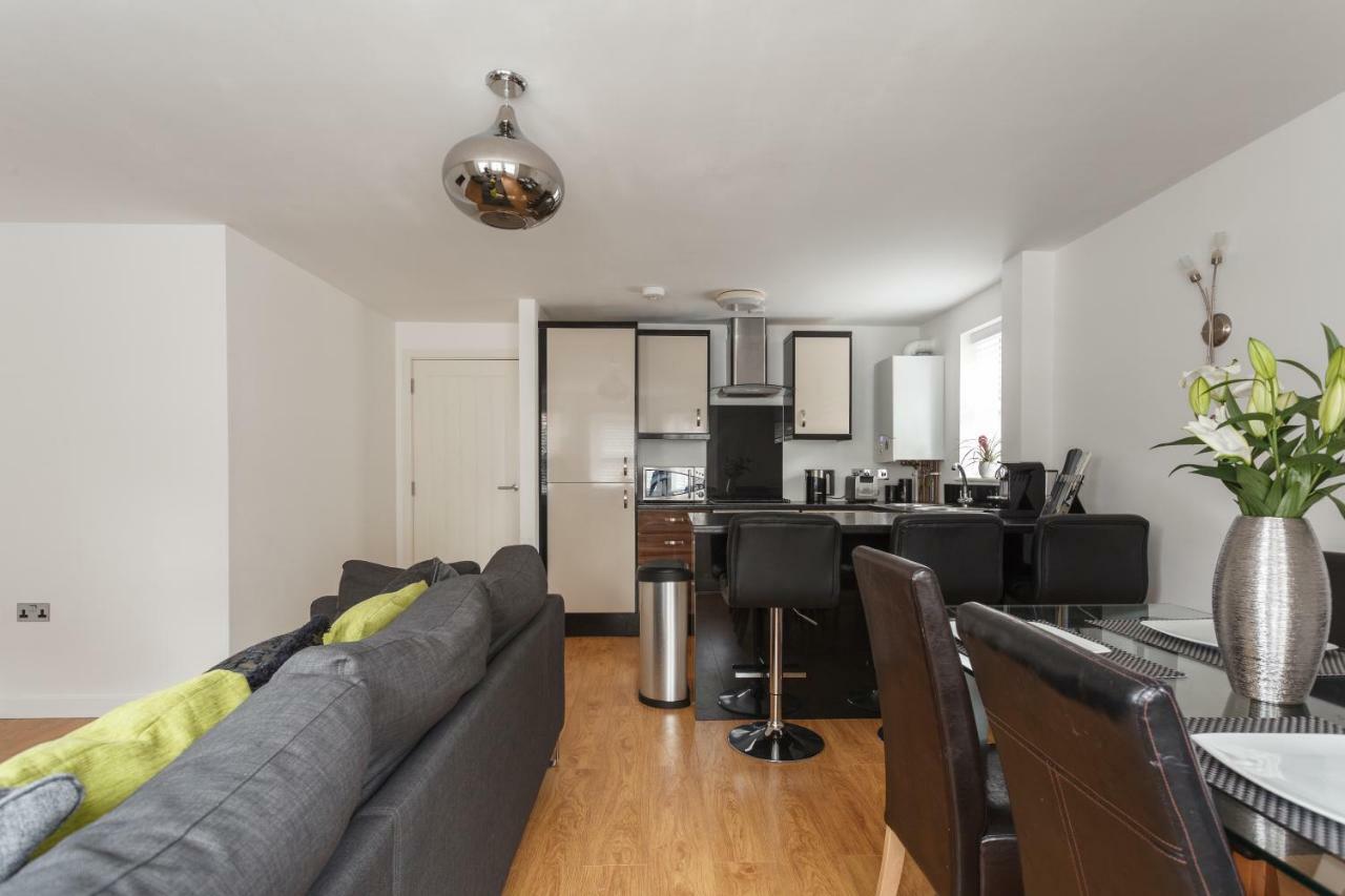 Stunning Contemporary Apartment - Free Parking - 5 Minute Walk To The Beach - Great Location - Fast Wifi - Smart Tv With Netflix Included - Contractor Friendly - Perfect For Short And Long Stays Борнмут Екстер'єр фото