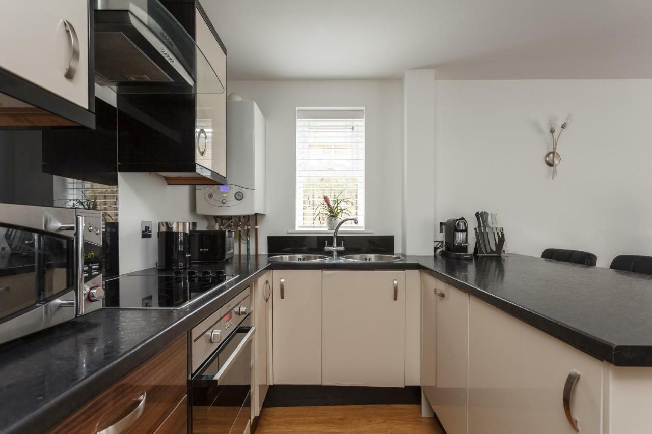 Stunning Contemporary Apartment - Free Parking - 5 Minute Walk To The Beach - Great Location - Fast Wifi - Smart Tv With Netflix Included - Contractor Friendly - Perfect For Short And Long Stays Борнмут Екстер'єр фото