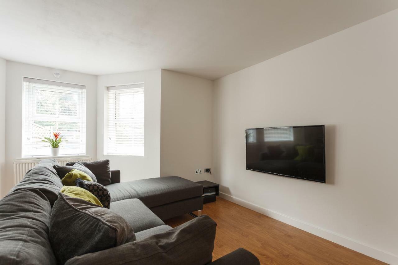 Stunning Contemporary Apartment - Free Parking - 5 Minute Walk To The Beach - Great Location - Fast Wifi - Smart Tv With Netflix Included - Contractor Friendly - Perfect For Short And Long Stays Борнмут Екстер'єр фото