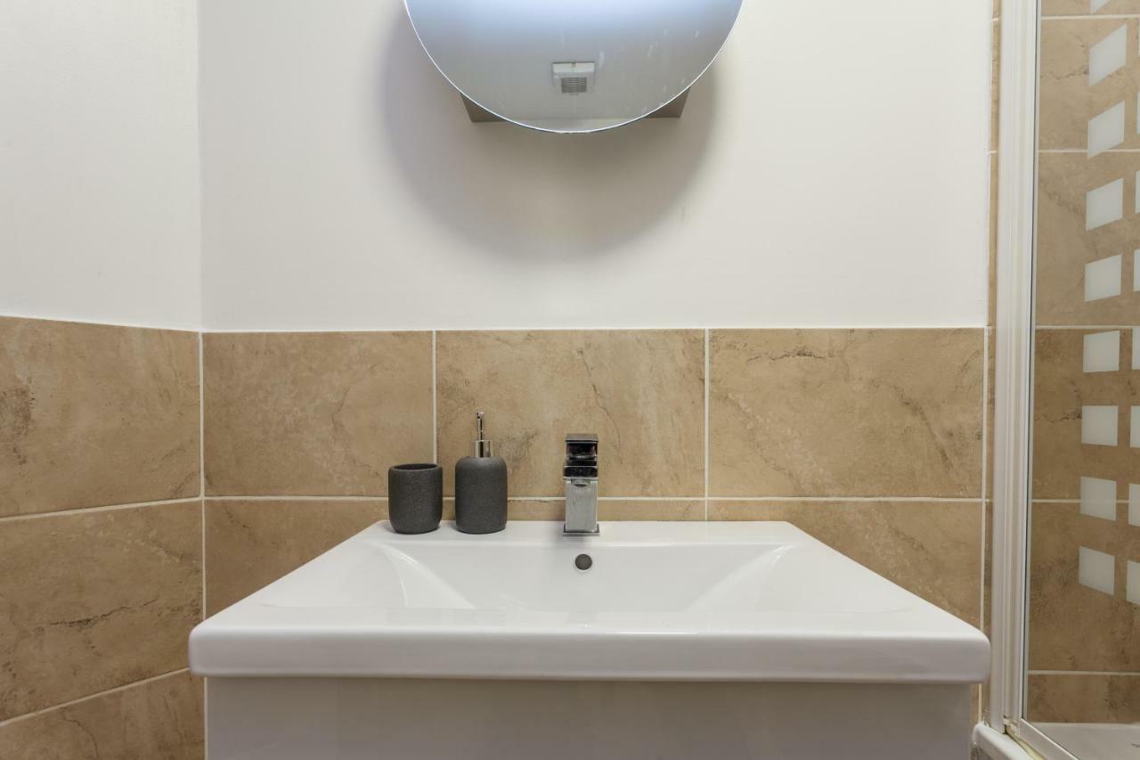 Stunning Contemporary Apartment - Free Parking - 5 Minute Walk To The Beach - Great Location - Fast Wifi - Smart Tv With Netflix Included - Contractor Friendly - Perfect For Short And Long Stays Борнмут Екстер'єр фото